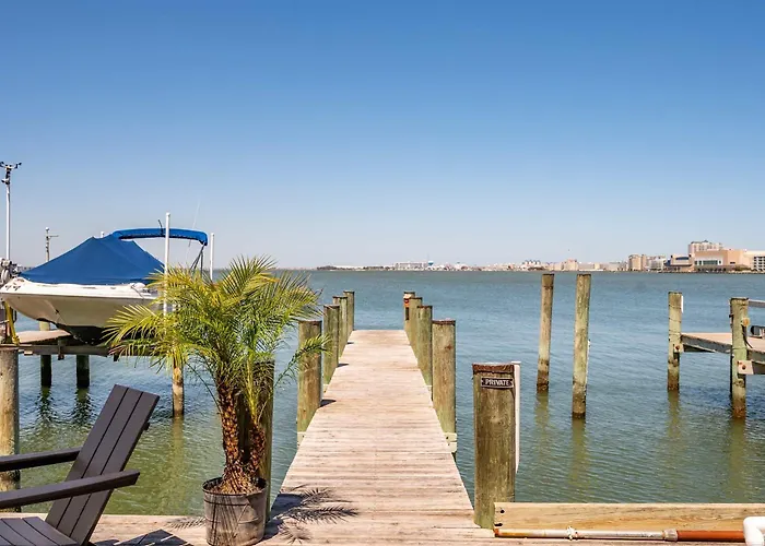 Bayfront Paradise Pool Boat Slip Townhome Holiday home *